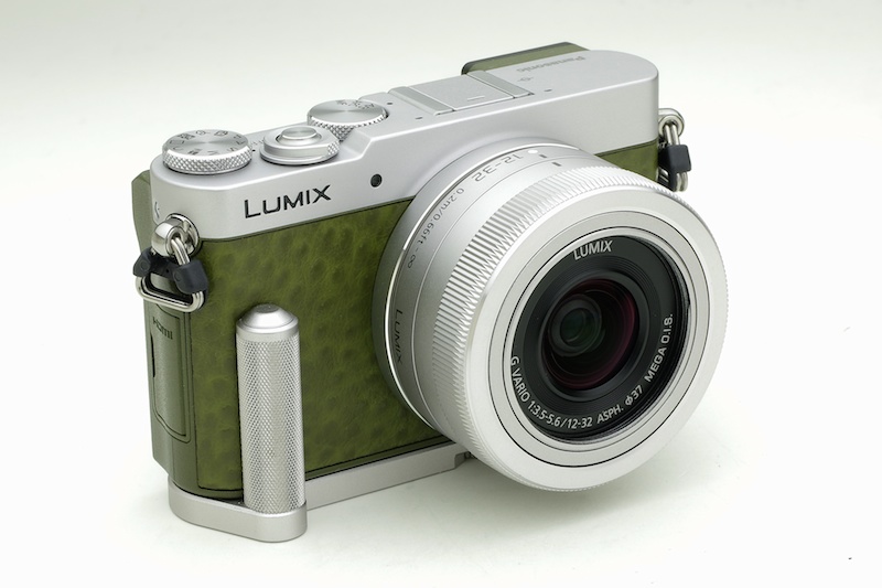 GMシリーズ共通のオプション、ハンドグリップDMW-GHR1を装着したところ