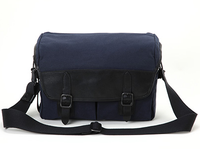 表地の主な素材はパラフィン加工を施した8号帆布