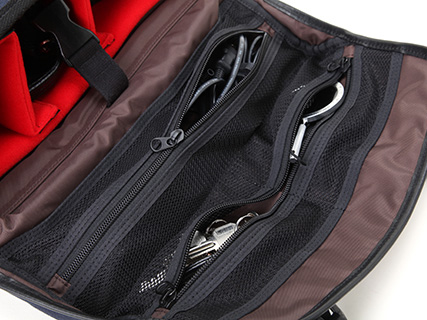 フラップにメッシュポケットを備える