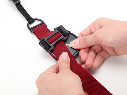 レンズキャップホルダーはバンドで保持するタイプ