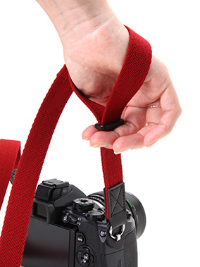 ループ部分に手を通して絞ることでハンドストラップとして使える