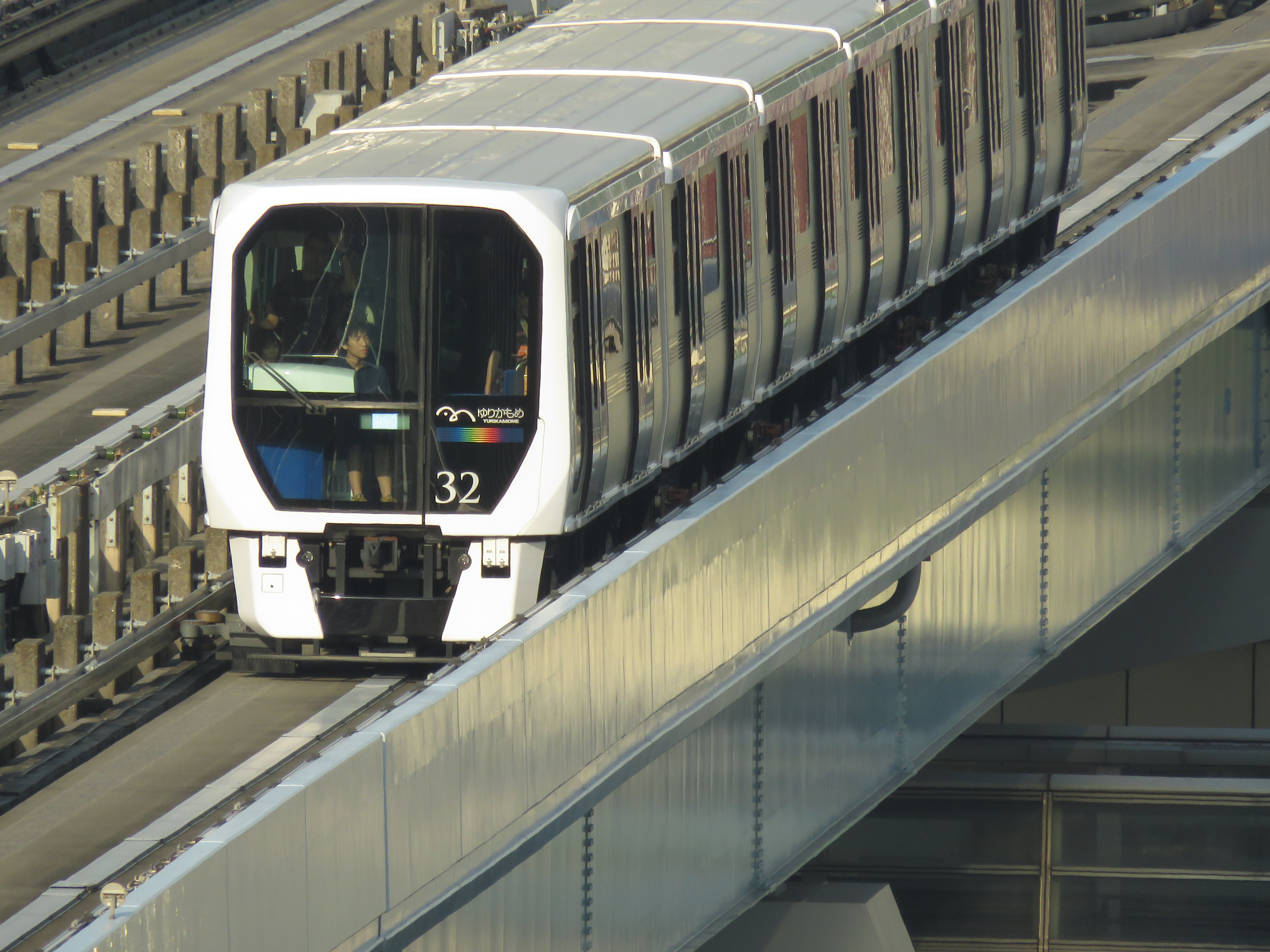 ズームの望遠端を使って高所から撮影。望遠ならではの遠近の圧縮効果によって、実際には長い車両が極端に短くなって写っている。ISO200 / F8 / 1/320秒 / 247mm