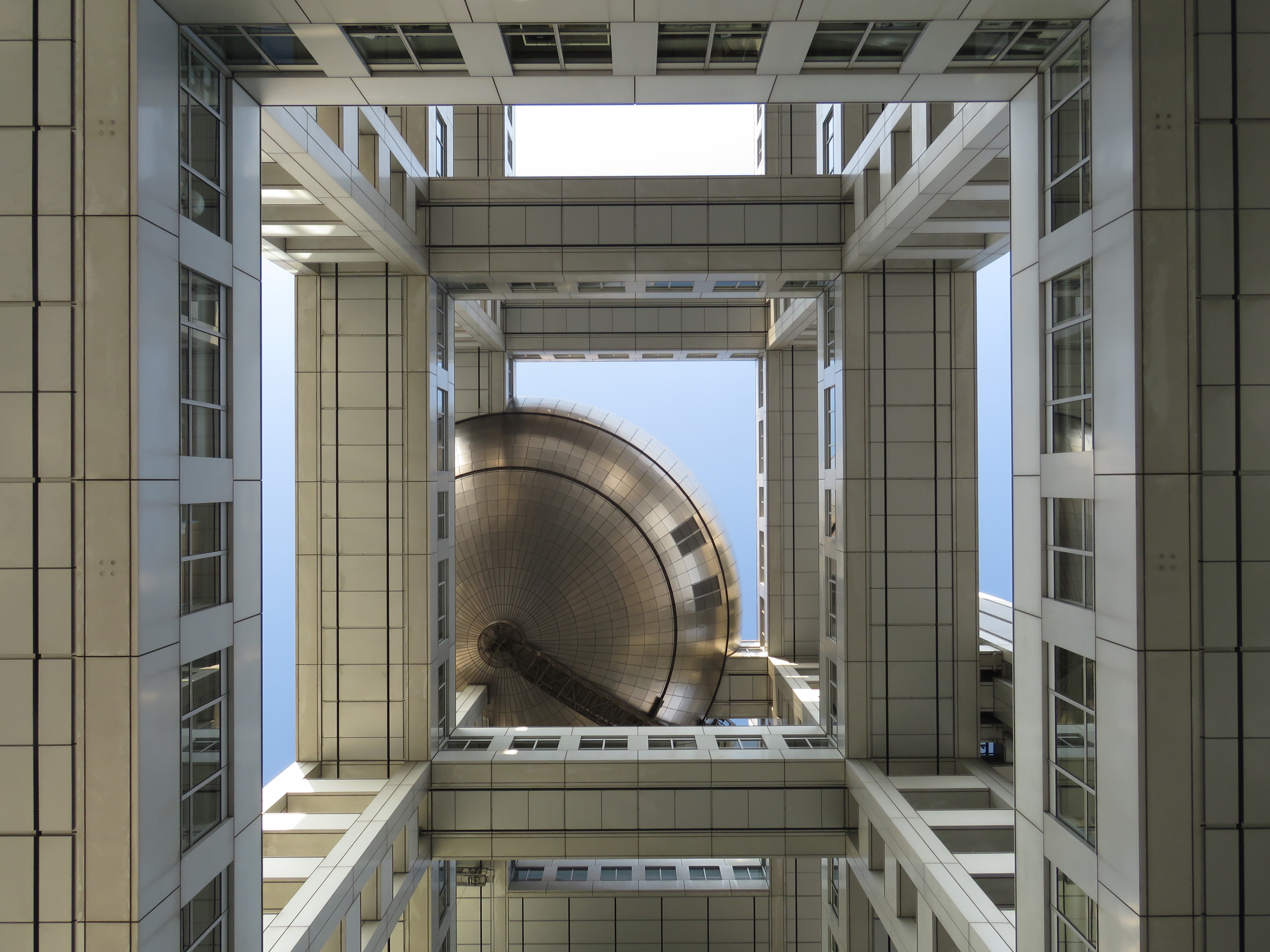 バリアングル液晶を利用して、カメラを真上に向けて撮影。このカットのほかに広角端でも撮影したが、歪曲収差は目立たないように補正されていることが確認できた。ISO100 / F4.5 / 1/40秒 / 4.8mm