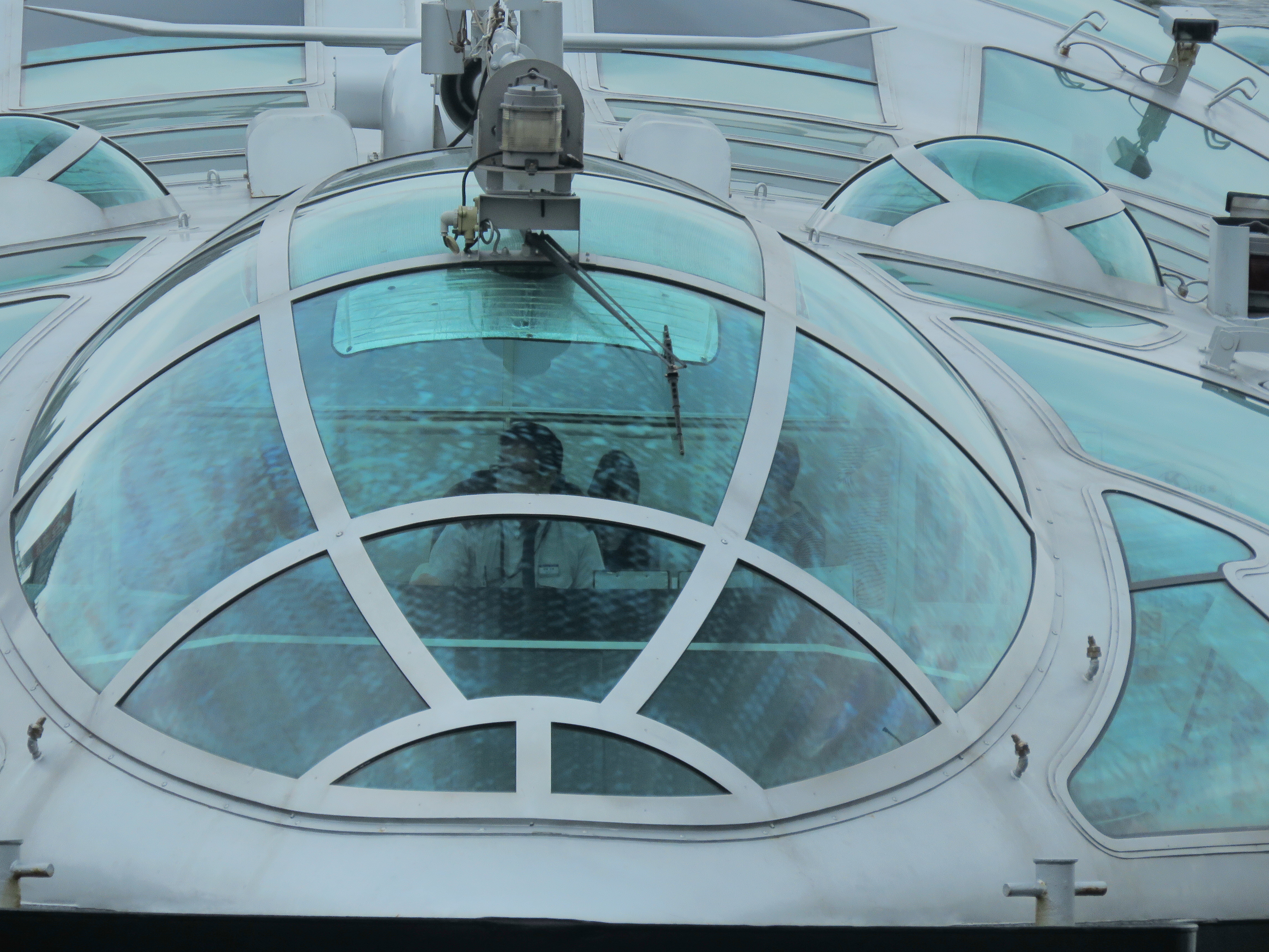 被写体を切り取るような感覚で自由にフレーミングできることは、高倍率ズームの魅力のひとつ。これは旅客船の運転席を写したもの。ISO100 / F5.6 / 1/125秒 / 128.9mm