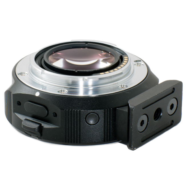 アダプター側面にマイクロUSB端子を設けた