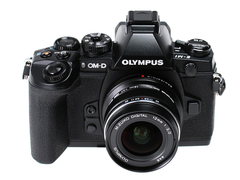 レンズの最大径は56mm、長さは43mmで、質量は130gと、大口径の超広角レンズとしては破格の小ささである。金属外装の質感は高く、PENボディやOM-Dボディとのマッチングは最高によい