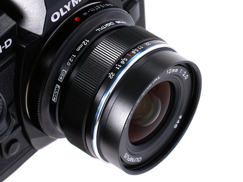 フォーカスリングを手前に引くと距離目盛が現れる。被写界深度が深く、パンフォーカス撮影をしやすい本レンズと相性のよい機構である