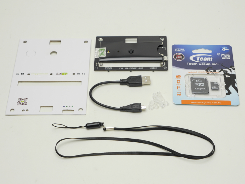 同梱品。microSDカード（SDアダプター付き）も入っている