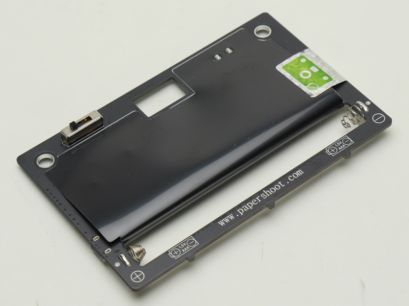 裏には状態表示のLEDやエフェクトスイッチがある