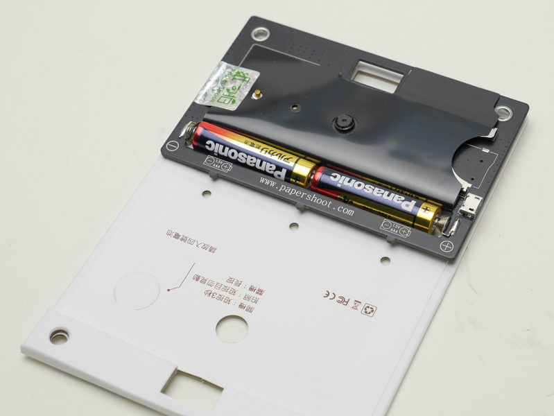 組み立てているところ。電源は単4電池×2本