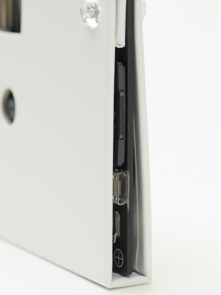 側面にはSDカードスロットとMicroUSB端子を備える