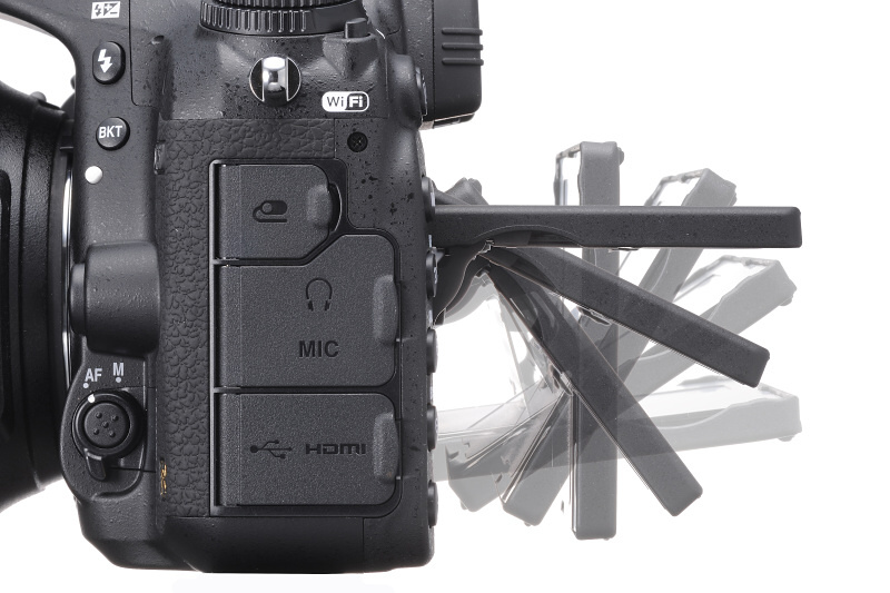 <strong class="">可動式液晶モニター</strong><br class="">雲台装着時でもスムーズに動かせ、真上から見たときでもアイピースで画面がケラレないよう、3軸ヒンジ構造のチルト式を採用している