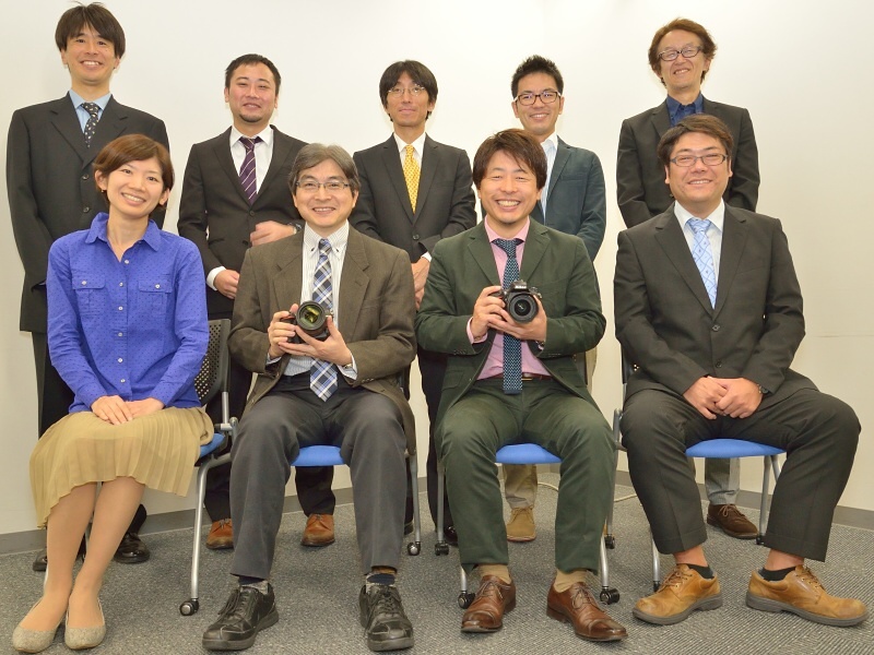 （写真手前左から）<br class="">山本麻理氏<br class="">株式会社ニコン 映像事業部 開発統括部 第一開発部 第二開発課 主幹<br class=""><br class="">尾鷲正夫氏<br class="">株式会社ニコン 映像事業部 開発統括部 第一設計部 第三設計課 副主幹<br class=""><br class="">笹尾英樹氏<br class="">株式会社ニコン 映像事業部 マーケティング統括部 第一マーケティング部 第一マーケティング課 主幹<br class=""><br class="">中田直人氏<br class="">株式会社ニコン 映像事業部 開発統括部 第一設計部 第一設計課<br class=""><br class="">（写真奥左から）<br class="">山崎博史氏<br class="">株式会社ニコン 映像事業部 開発統括部 第一設計部 第五設計課<br class=""><br class="">太田敦也氏<br class="">株式会社ニコン 映像事業部 開発統括部 第一開発部 第一開発課 副主幹<br class=""><br class="">小澤正光氏<br class="">株式会社ニコン 映像事業部 開発統括部 第一開発部 第四開発課 副主幹<br class=""><br class="">松田俊一氏<br class="">株式会社ニコン 映像事業部 デザイン部 グラフィックデザイン課主任研究員<br class=""><br class="">橋本信雄氏<br class="">株式会社ニコン 映像事業部 デザイン部 プロダクトデザイン課 課長