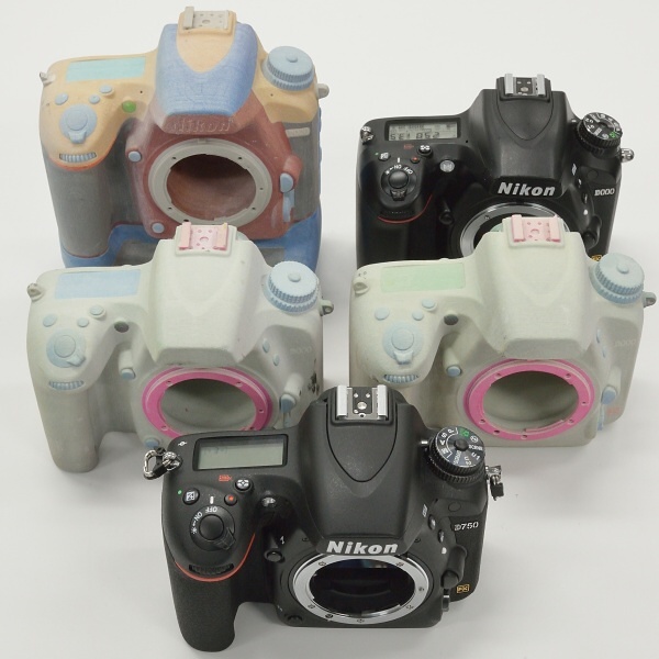 <strong class="">デザインモックアップ</strong><br class="">デザインの細かい調整の過程が分かるモックアップ。グリップやシャッターボタンの高さなど、持ちやすさを追求している