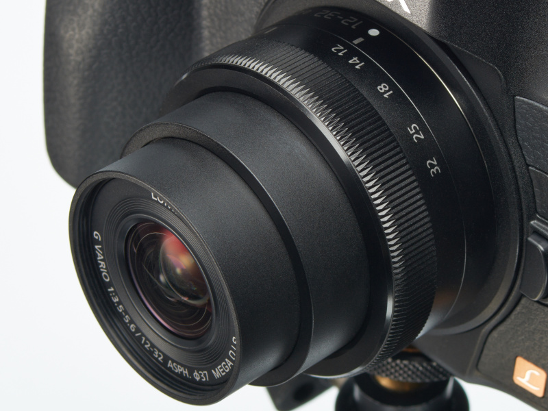 ズームリングのローレットは角にまで回り込んで刻まれる。この処理のおかげで、どのようなホールディングでも指がかりがいい。