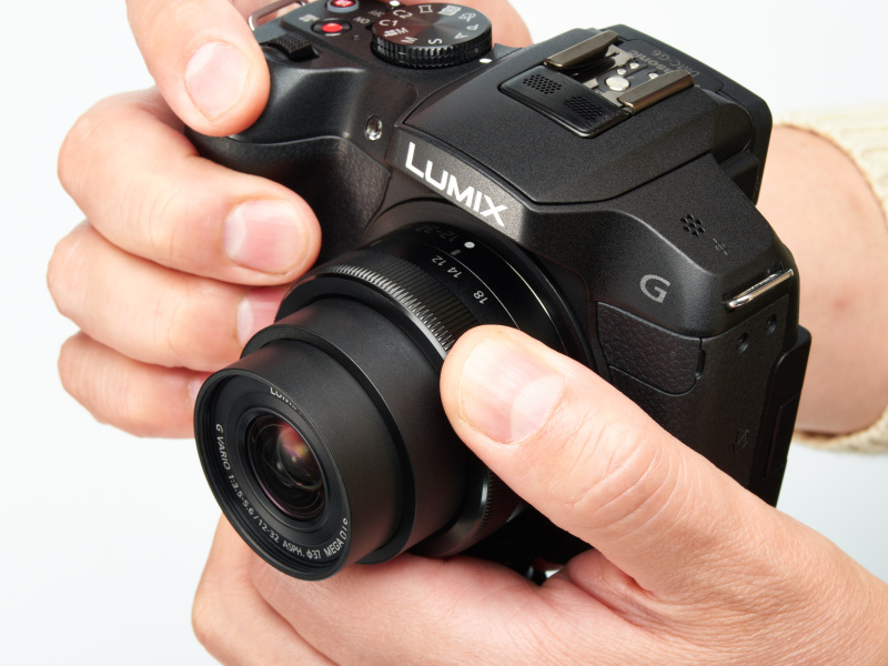 G6とのバランスも好印象。カメラとして小さすぎる嫌いもあるGMシリーズより、しっかりと構えられる。