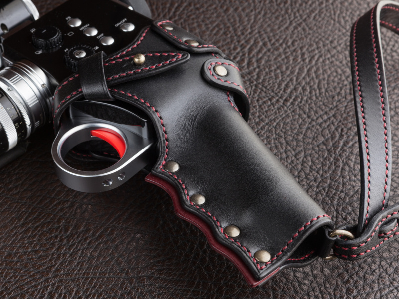 ケース本体でグリップ部分を延長し、ホールド感を向上。ワイン色のブッテーロがよいアクセントだ