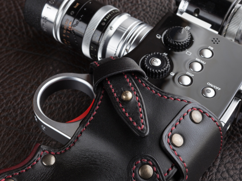 アンティーク調のギボシにベルトを止め、ケースを固定する。シンプルな装着方法だ