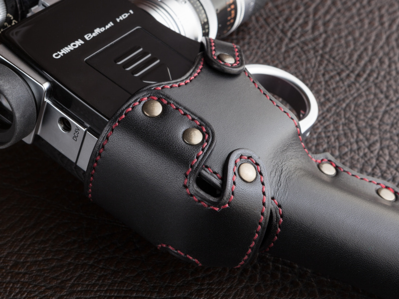 背面と側面が覆われるため、バッテリーやメモリカードの交換はケースを外す必要がある