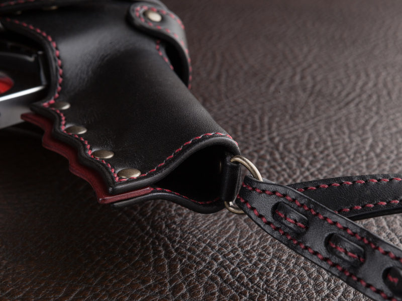 エンド部分にDリングを備えている。ここに手持ちのストラップが装着可能だ