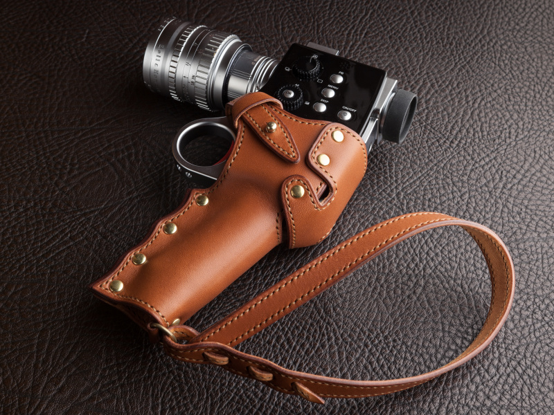 カラバリはネロ（黒）とコニャック（茶）の2色展開。コニャックもミネルバリスシオを使用