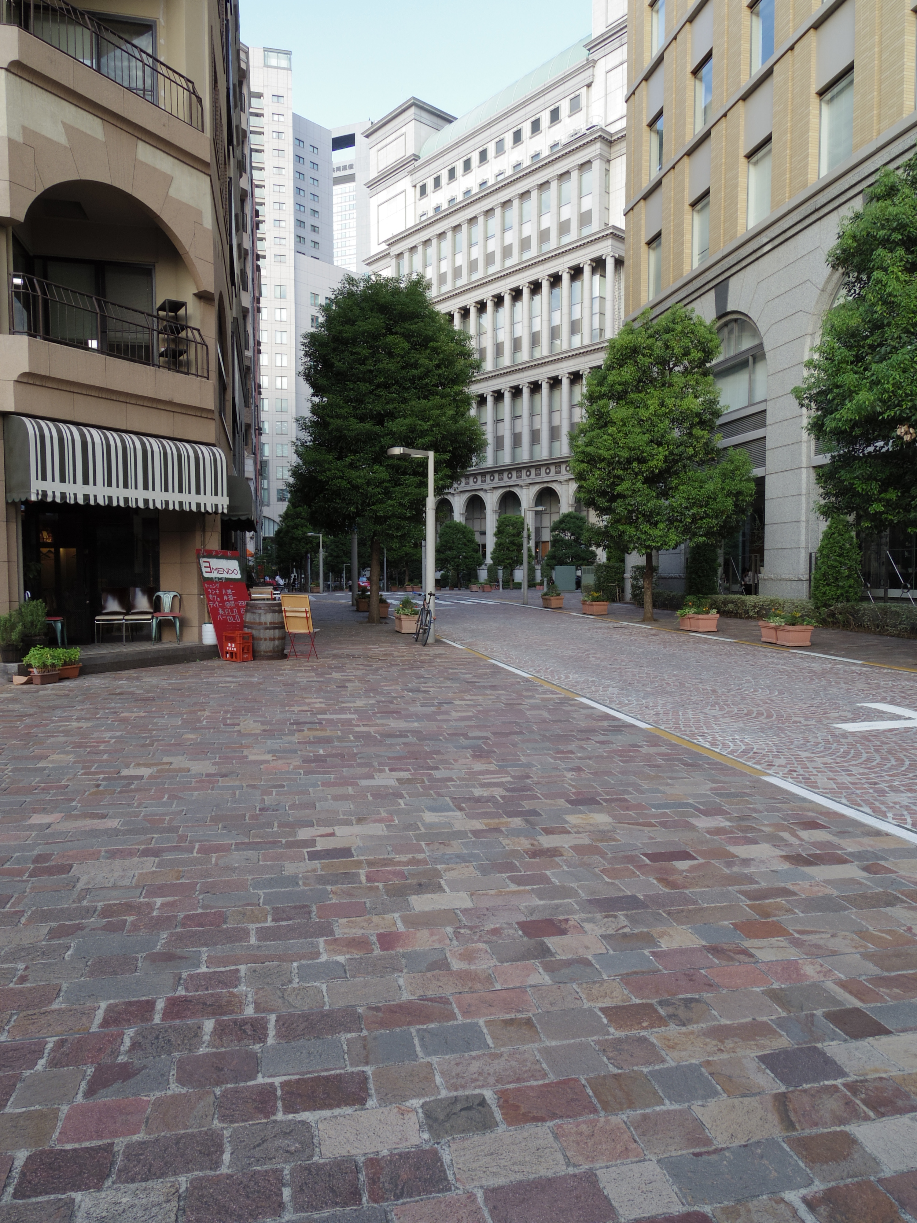 街中の込み入った情景も四隅まで綺麗に描き出しています。ISO100 / F5.6 / 1/40秒 / ±0EV / 5mm（23mm相当）