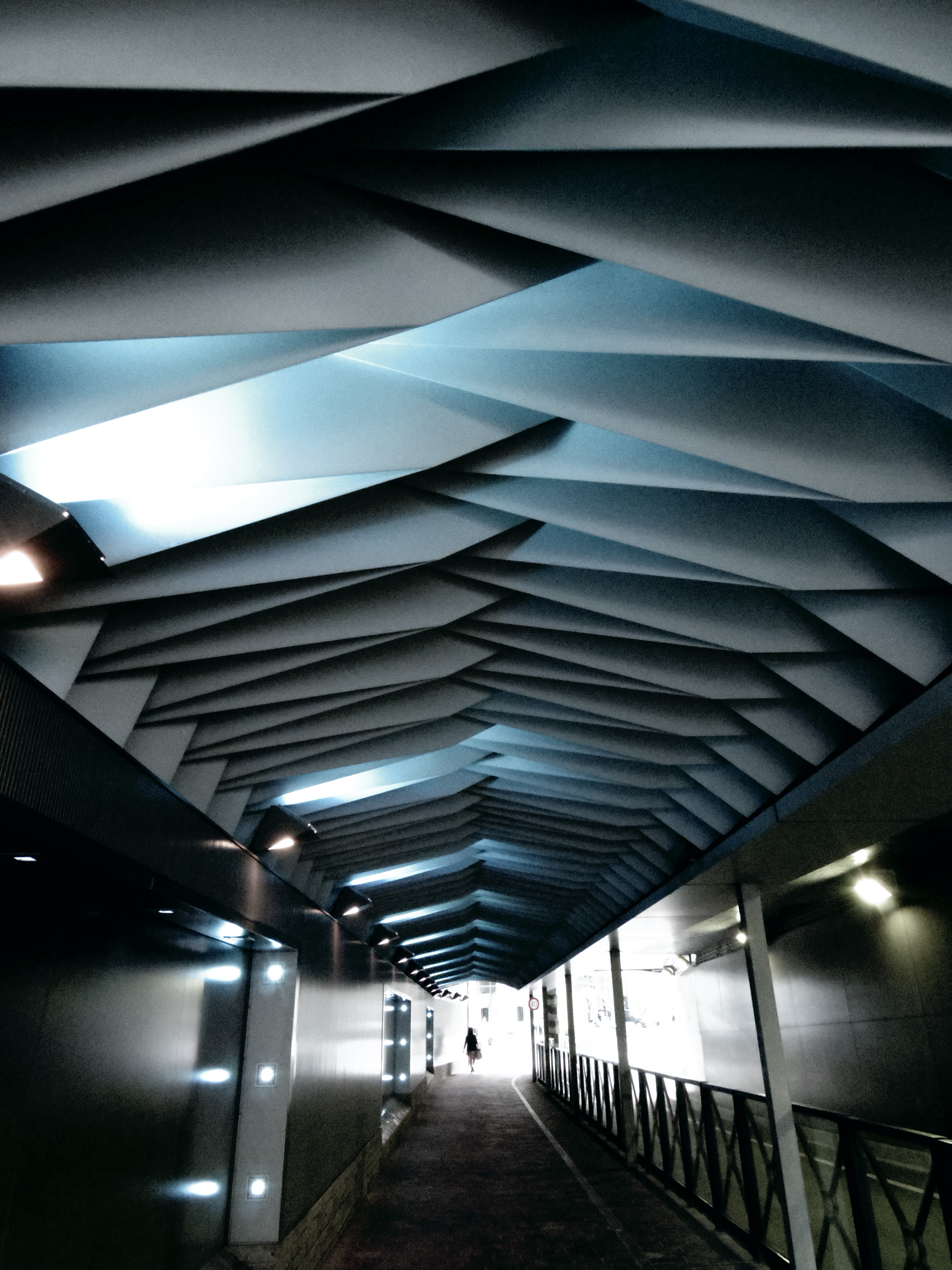 スマートエフェクト：フェードカラー・パターン1。青白い光をさらにクールに見せるフェードカラーがハマるシチュエーションでした。ISO3200 / F5.6 / 1/25秒 / ±0EV / 5mm（23mm相当）