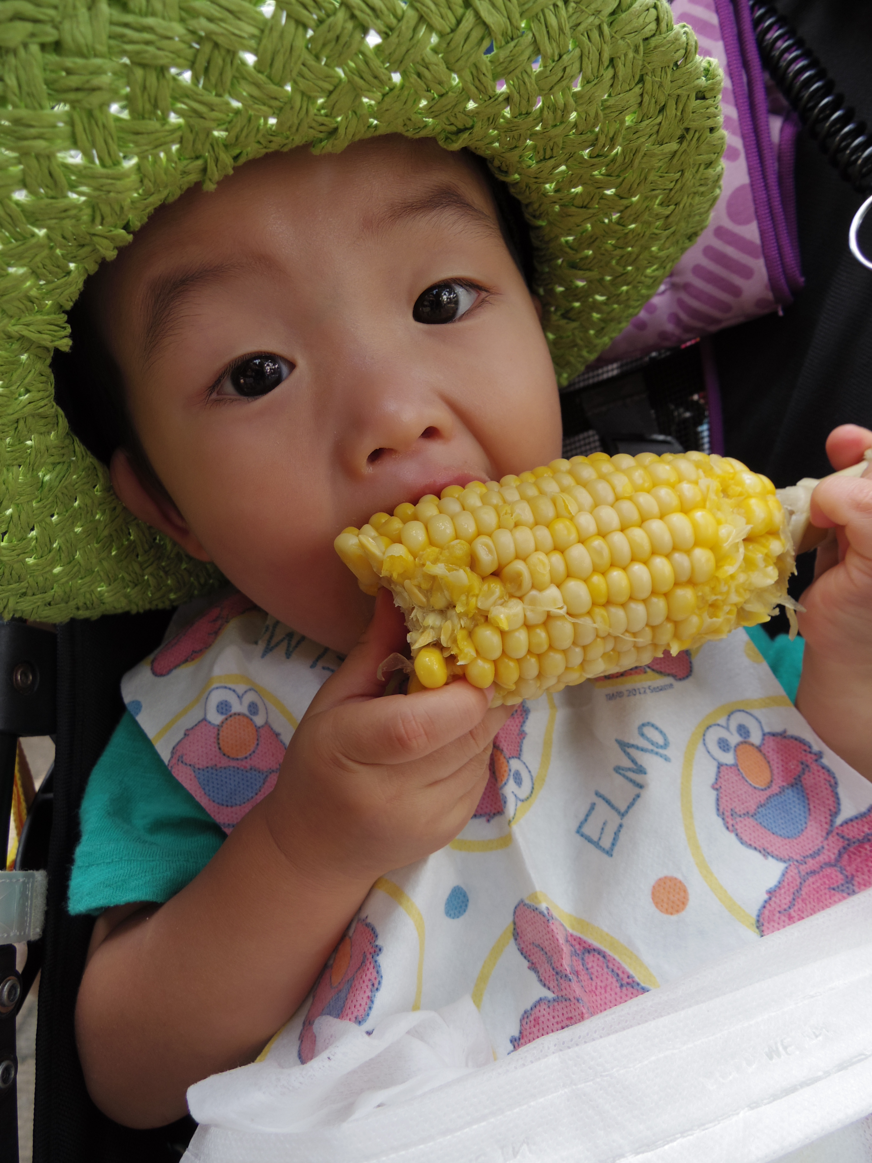 コーンにかぶりつく子供。じっとしていない子供も素早いAFで捉えられます。ISO100 / F2.8 / 1/100秒 / ±0EV / 5mm（23mm相当）