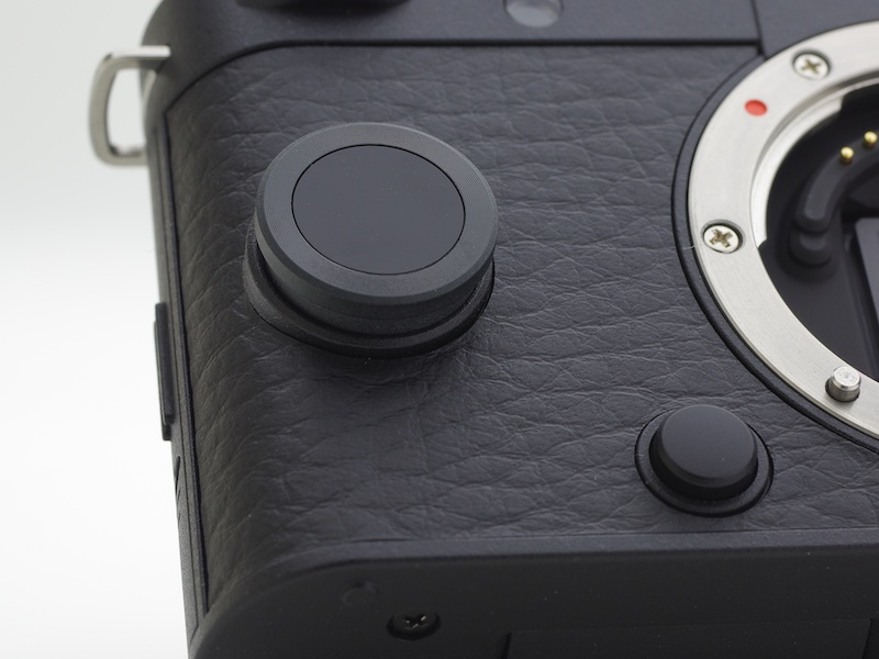 指を引っ掛けることのできる突起状のグリップ。赤外線リモコンの受光窓の役割も兼ねています。