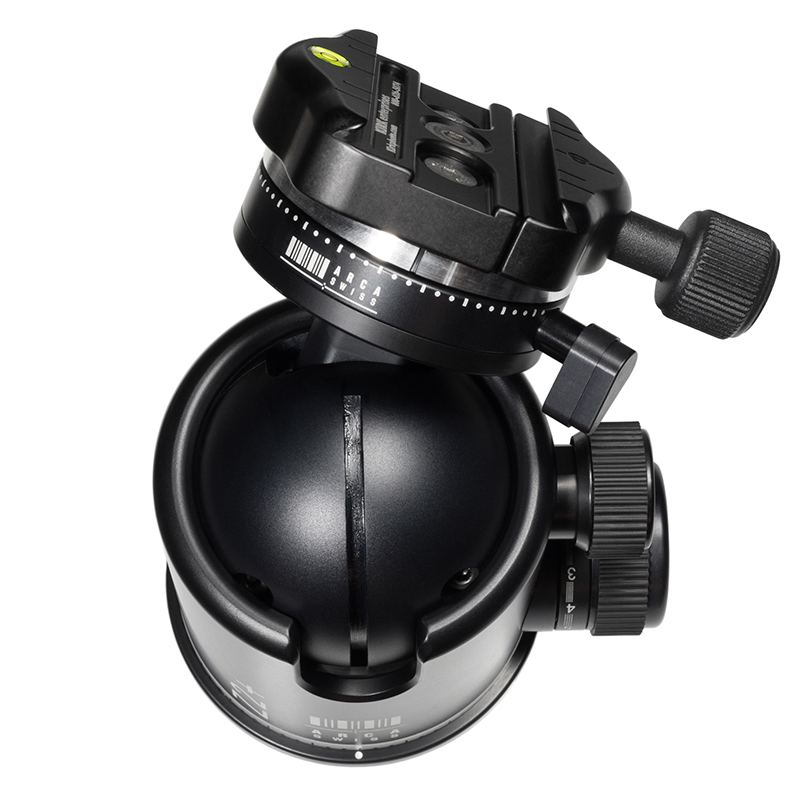 ボールに左右のティルト機構を備える