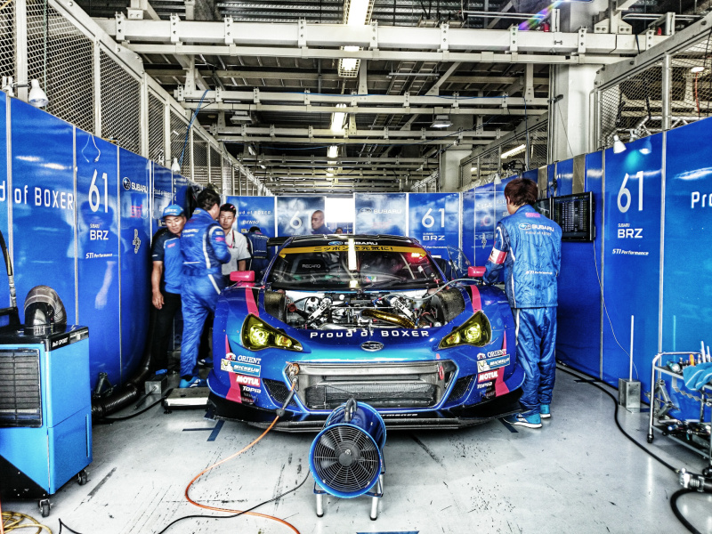 Shibazo氏。撮影者コメント：Xperia Z1で撮影、Snapseedでレタッチしました。 決勝レース直前の慌ただしさを切り取ってみました。