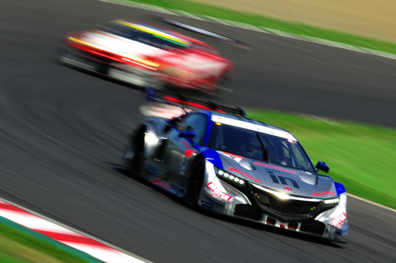 cvivi氏。撮影者コメント：復活の兆しを見せるNSX。ヘアピンを颯爽と駆け抜ける躍動感を1/30のSSで表現しました。