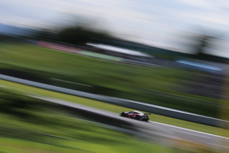 ck100氏。撮影者コメント：ヘアピンからスプーンへ向かう加速を広角よりのスローシャッターにてより加速感を出すように撮影しました。