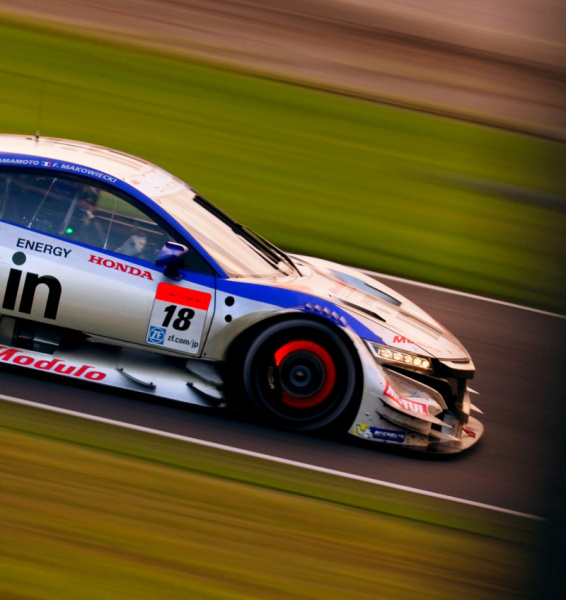 wingfarm氏。撮影者コメント：夕陽に照らされたボディと真っ赤に燃えるカーボンブレーキローターを狙って。