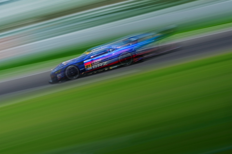 撮影者コメント：スローシャッターで露光中にカメラを振るスピードを変え、高速で駆け抜ける様子を再現しました。ニコンD800E / 1/4秒 / F20 / ISO100 / 270mm