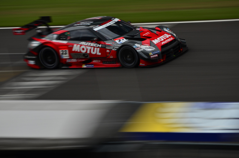 撮影者コメント：「ホームストレートを駆け抜けるGT-R」と「それを見守るビバンダム!」。ニコンD7000 / 1/50秒 / F4.8 / ISO100 / 145mm