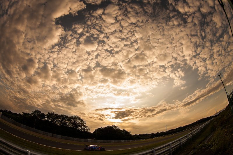 撮影者コメント：日暮れ前の空模様がとても美しかったので、空を大きく取り入れた写真にしました。キヤノンEOS 5D Mark II / 1/1,250秒 / F8 / ISO500 / 15mm