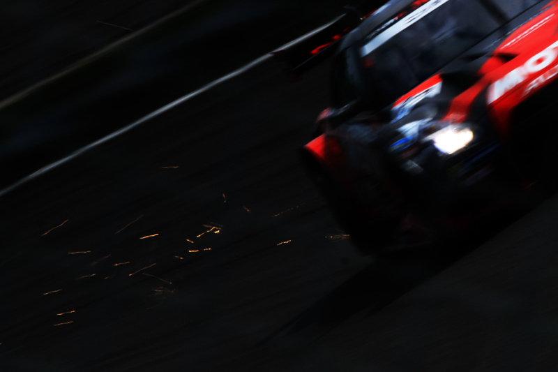 水谷征夫氏（ご子息の代理）。強力なミシュランタイヤのグリップ力で、限界まで攻めているMOTUL AUTECH GT-R。