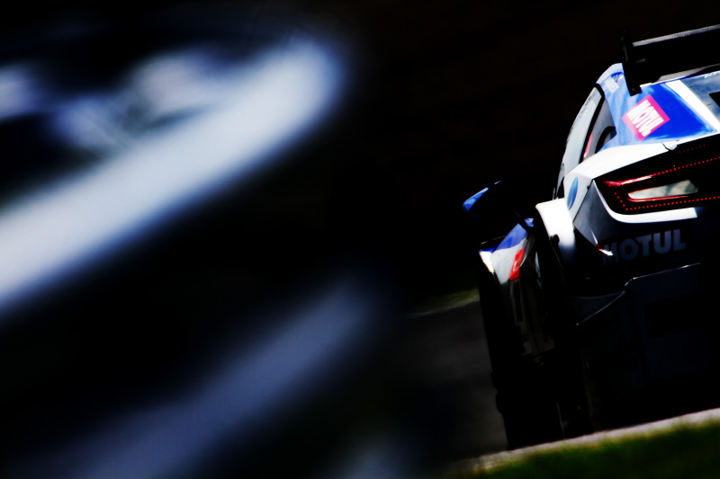 blacklander氏。撮影者コメント：1コーナーへ飛び込む18号車をあえてマシンの一部だけを配置し、NSXのボディラインと光の当たり具合を強調する仕上げを行いました。