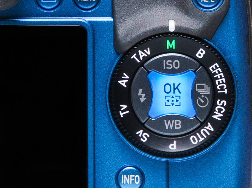 OKボタンのLEDは、長押しによって点灯（感度、連写、WB、ストロボモードの選択）と、消灯（AF測距点）が切り替わる