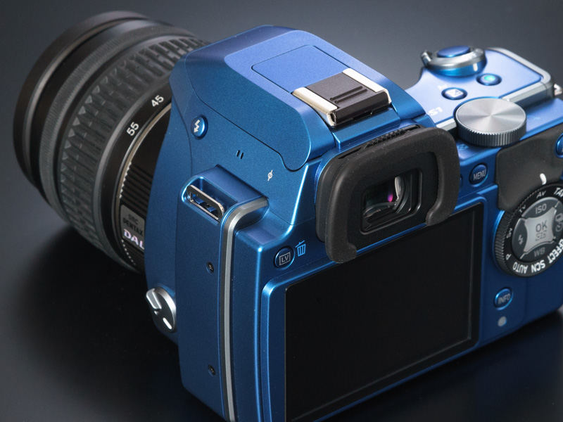 大きなアイカップ付きのファインダー。上部には視度調整レバーを備える