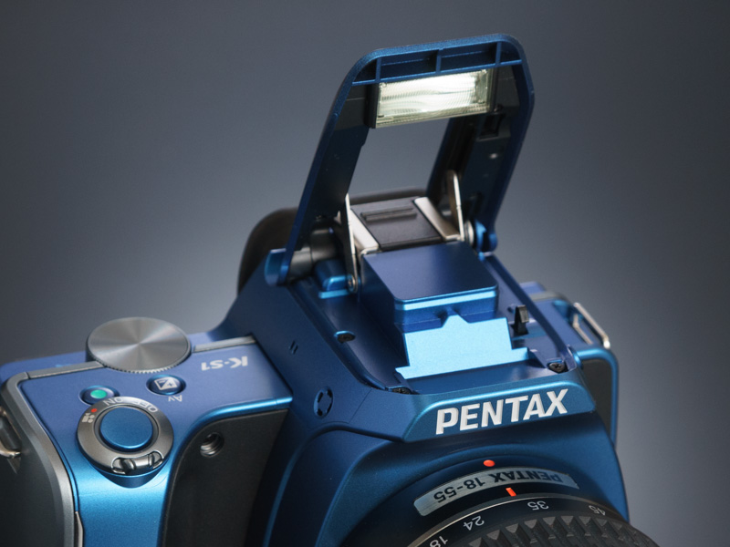 ポップアップ式のフラッシュを内蔵。ガイドナンバーは約10。マニュアル発光も行える