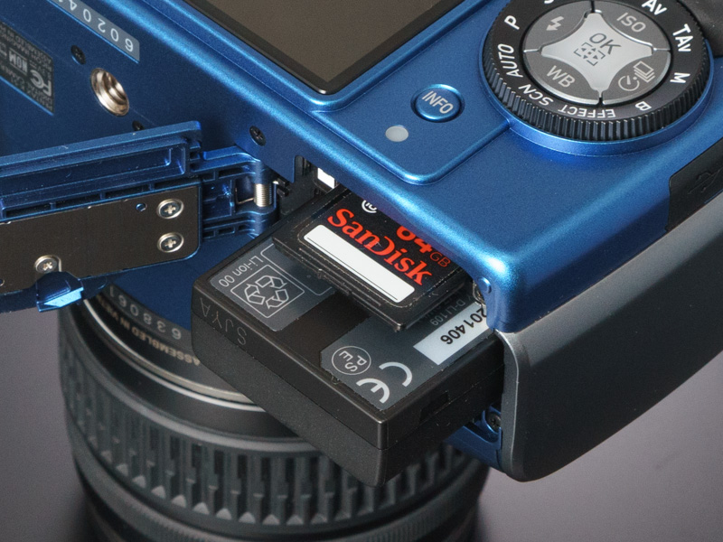 記録メディアはSDXC/SDHC/SDメモリーカード。電源はリチウムイオン充電池。CIPA準拠の撮影可能枚数は、フラッシュ50％発光で約410枚、フラッシュ発光なしで約480枚