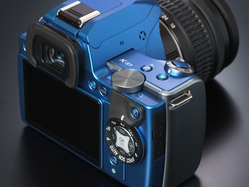 シンプルにまとまった操作部。電子ダイヤルは大きめで操作感は良好だ