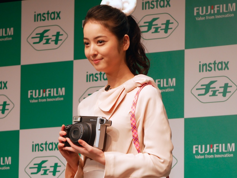発表会でinstax WIDE300を持つ佐々木希さん。発表会の模様は後日、<a href="http://dc.watch.impress.co.jp/girlscamera/" class="n" target="_blank">女子カメ Watch</a>で