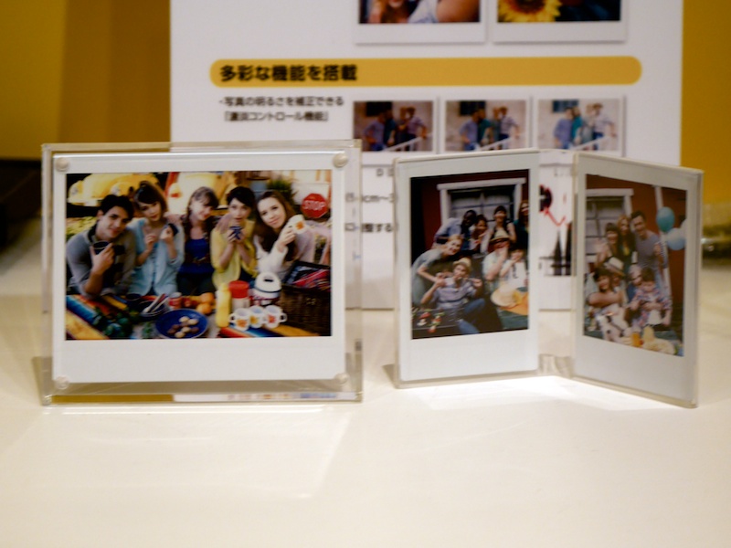 右がinstax WIDE、左がinstax mini