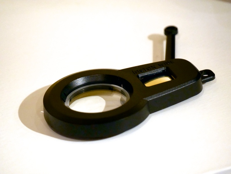 同梱の接写レンズには自分撮り用のミラーがついている