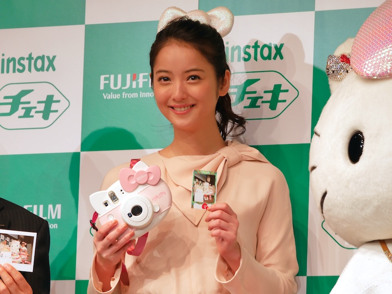 佐々木希さんとinstax mini ハローキティ