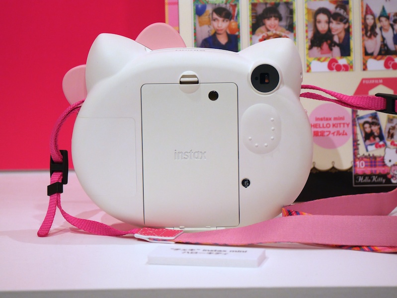 背面。ファインダーは耳にある