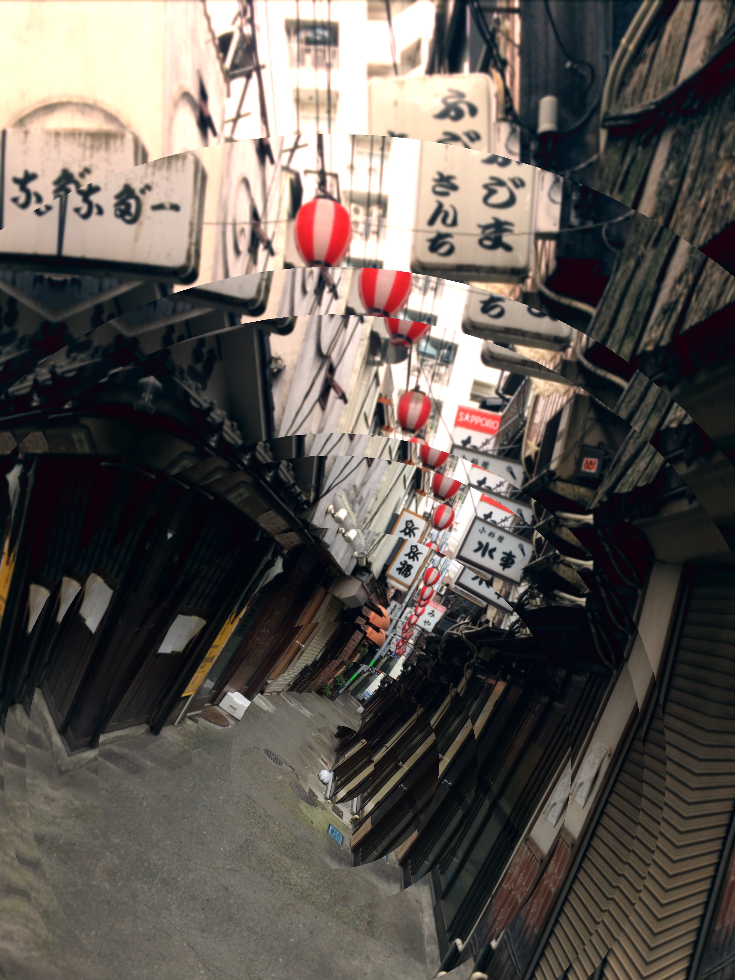 プリズムの中の画像を指でひねるように曲げて配置しています。黄色味を強くしてノスタルジックなムードに仕上げてみました